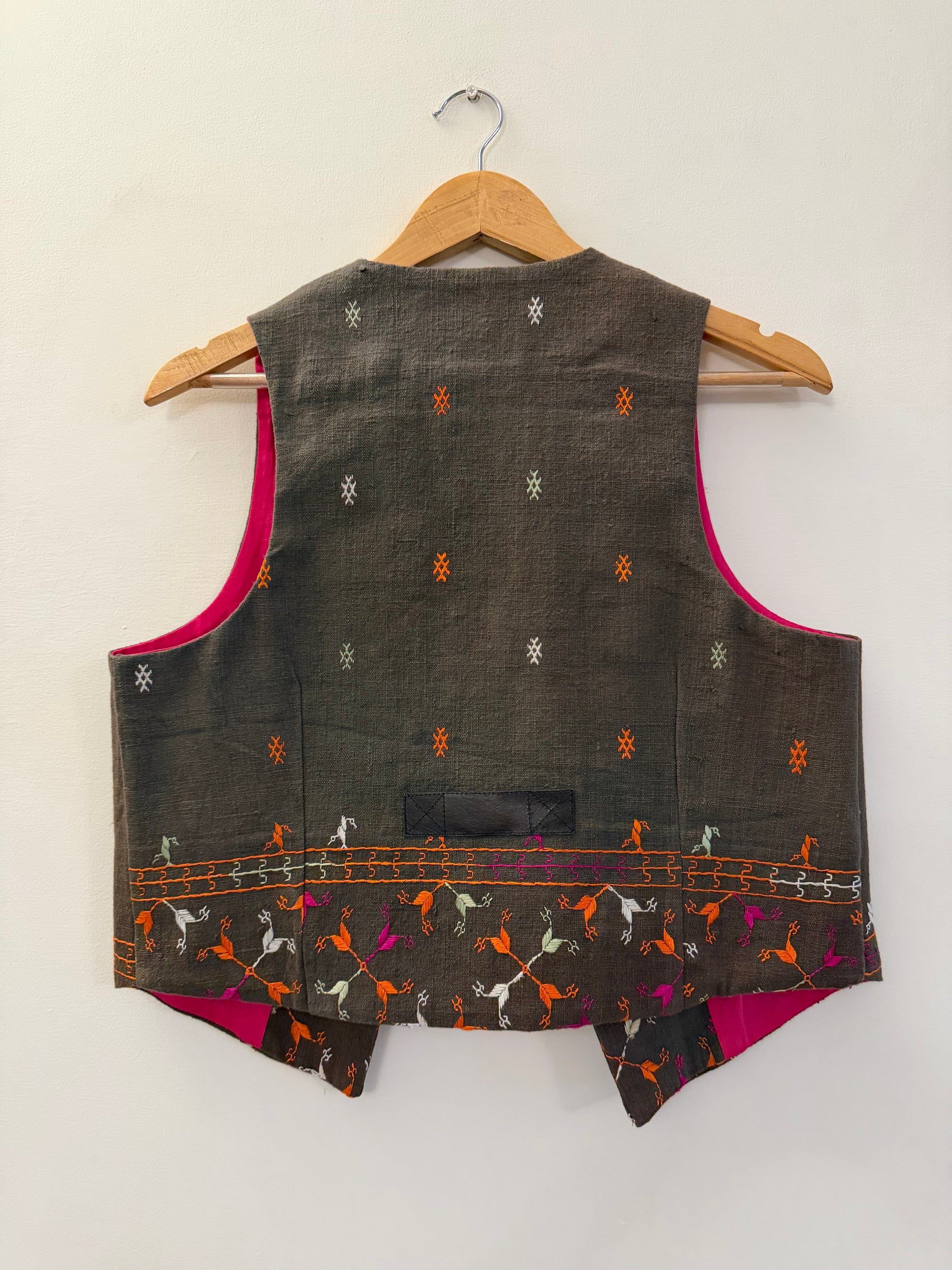 Chidiyaa Phulkari Sleeveless Jacket ~ US12